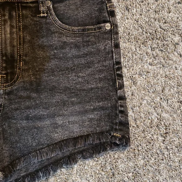 Kendall & Kylie Jean Shorts - Picture 4 of 6